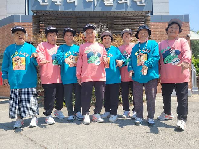 지난달 29일 경북 칠곡군 지천면 신4리 경로당 앞에서 '수니와 칠공주' 멤버인 왕언니 추유을(91), 소녀 감성 김태희(80), 베스트 드레서 홍순연(82), 분위기 메이커 이필선(88), 새 멤버 이선화(77), 브레인 이옥자(80), 리더인 수니 박점순(84), 귀염둥이 막내 장옥금 할머니(77·왼쪽부터)가 경로당 앞에서 랩을 하는 포즈를 취하고 있다. 우성덕 기자