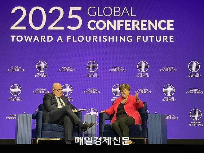 크리스탈리나 게오르기에바 국제통화기금(IMF) 총재(오른쪽)가 5일(현지시간) 미국 로스앤젤레스 베버리힐스 힐튼호텔에서 열린 ‘밀컨 글로벌 콘퍼런스’의 ‘금융의 미래 만들기’세션에서 제러드 베이커 월스트리트저널 에디터의 질문에 답하고 있다. 윤원섭 특파원