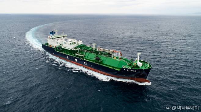 HD현대미포가 건조해 인도한 1만8000㎥급 LNG(액화천연가스) 벙커링선의 시운전 모습./사진=HD한국조선해양 제공