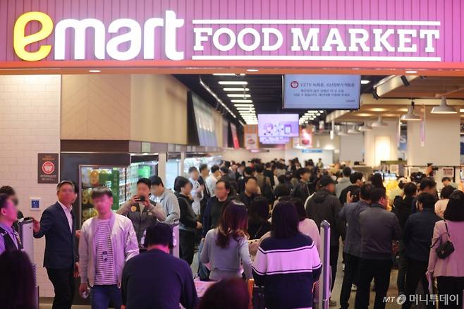 이마트가 지난 4월 17일 서울 강동구 고덕비즈밸리에 한층 진화한 미래형 리테일 매장 '이마트 푸드마켓 고덕점'을 그랜드 오픈했다. 사진은 이마트 푸드마켓 고덕점 입장하는 고객들 모습. /사진=뉴스1(이마트 제공)