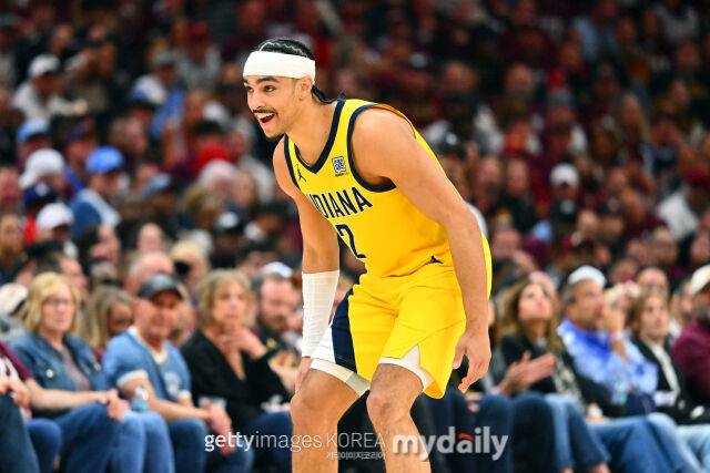 인디애나의 넴바드가 5일 클리블랜드와 경기에서 득점 후 미소를 짓고 있다. /게티이미지코리아