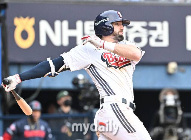 27일 오후 서울 잠실야구장에서 진행된 '2025 프로야구 KBO리그' 두산 베어스와 롯데 자이언츠의 경기. 두산 케이브가 7회말 2사 1,3루서 1타점 적시타를 치고 있다./마이데일리