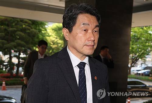 이주호 권한대행의 출근 (서울=연합뉴스) 한상균 기자 = 이주호 대통령 권한대행 부총리 겸 교육부 장관이 2일 정부서울청사로 출근하고 있다. 2025.5.2 xyz@yna.co.kr