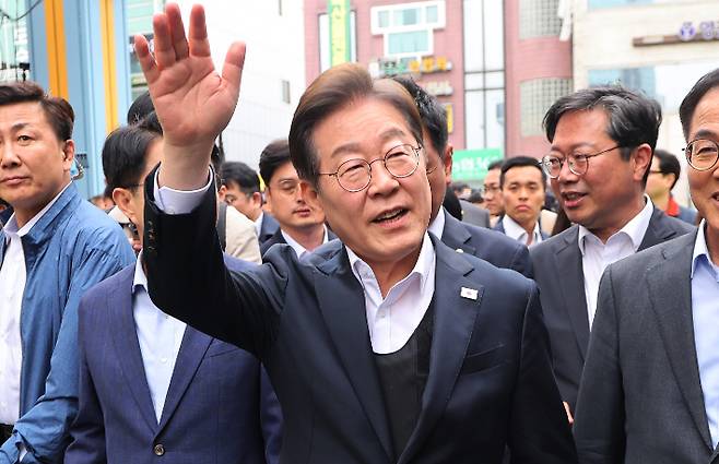 더불어민주당 이재명 대선 후보가 5일 경기도 양평군 양평물맑은시장에서 열린 '골목골목 경청투어'에서 시민들에게 인사하고 있다. 연합뉴스