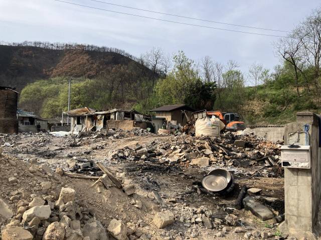 ▲지난 4월 25일 의성군 단촌면 구계1리에 전소된 집들이 철거된 풍경. ⓒ프레시안(손가영)