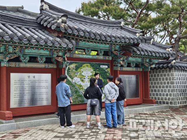 ▲6일 국립 5·18민주묘지를 찾은 참배객들이 해설사의 설명을 듣고 있다.2025.05.06ⓒ프레시안(김보현)