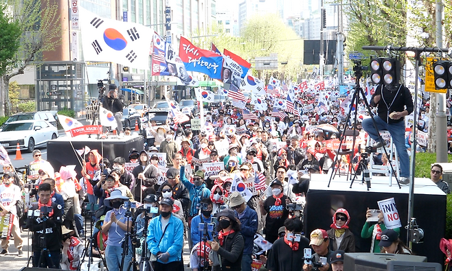 지난달 26일 서초구 교대역 인근에서 열린 윤어게인 집회. 임성범 기자