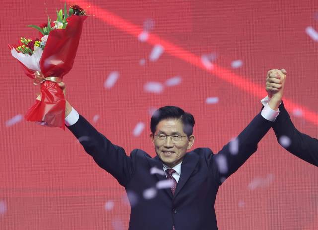 국민의힘 대선 후보로 선출된 김문수 후보가 3일 경기 고양시 킨텍스에서 열린 국민의힘 전당대회에서 꽃다발을 받은 뒤 인사하고 있다. 연합뉴스