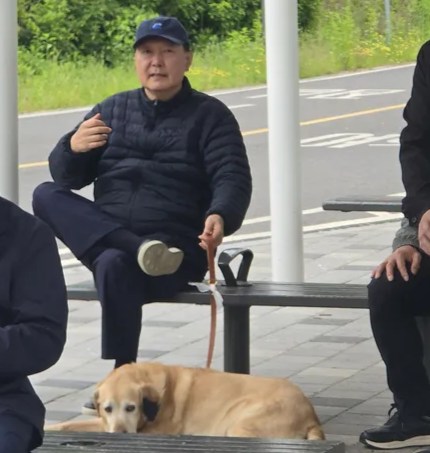 윤석열 전 대통령이 5일 어린이날 사저 인근 서울 동작대교 부근 한강공원에서 경호원들과 산책하고 있다. 온라인 커뮤니티 클리앙 캡처