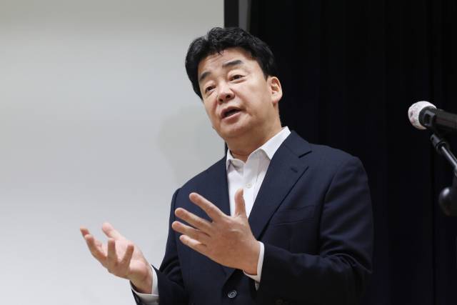 백종원 더본코리아 대표가 지난달 28일 서울 서초구 스페이스쉐어 강남역센터에서 열린 첫 정기 주주총회를 마친 뒤 언론 앞에서 입장 표명 및 질의 응답 시간을 갖고 있다. 연합뉴스