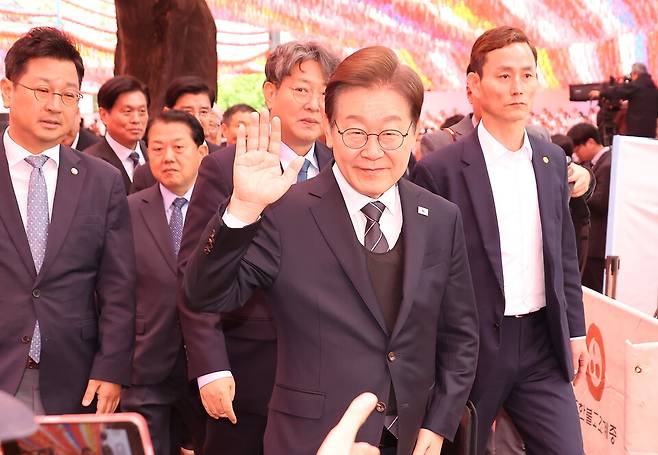 이재명 더불어민주당 대선 후보가 지난 5일 서울 종로구 조계사에서 열린 불기 2569년 부처님오신날 봉축법요식을 마친 후 이동하고 있는 모습. ⓒ시사저널 임준선