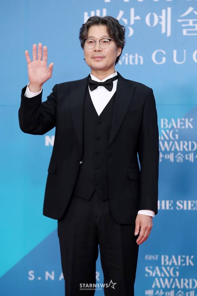 배우 유재명이 5일 오후 서울 강남구 코엑스에서 열린 제61회 백상예술대상 시상식에 참석해 포즈를 취하고 있다./2025.05.05 /사진=김휘선 hwijpg@