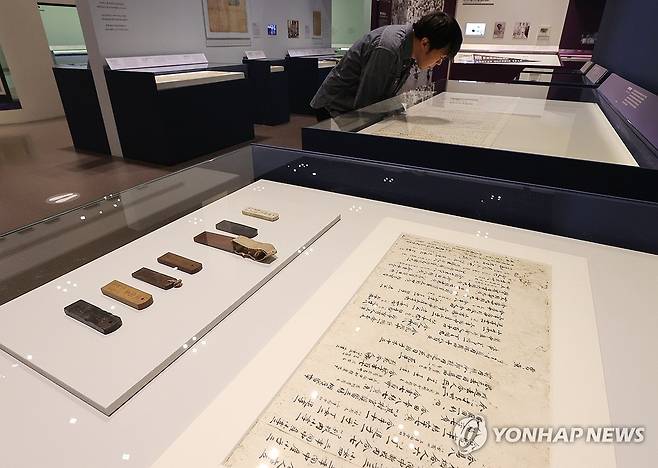 전시된 신라촌락문서, 호패 (서울=연합뉴스) 이재희 기자 = 4월 30일 서울 종로구 대한민국역사박물관에서 열린 광복 80주년 특별전 '기록, 메모리 오브 유'(Memory of you)에서 관계자가 전시를 둘러보고 있다.