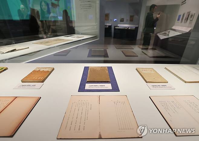 한용운의 '님의 침묵' 초판본 (서울=연합뉴스) 이재희 기자 = 4월 30일 서울 종로구 대한민국역사박물관에서 열린 광복 80주년 특별전 '기록, 메모리 오브 유'(Memory of you)에 한용운의 '님의 침묵' 초판본 등 문학 자료가 전시돼 있다.