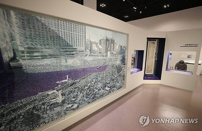 이한열의 장례식 풍경 묘사한 '친구가 보이는 풍경' (서울=연합뉴스) 이재희 기자 = 4월 30일 서울 종로구 대한민국역사박물관에서 열린 광복 80주년 특별전 '기록, 메모리 오브 유'(Memory of you)에서 관계자가 전시를 둘러보고 있다.