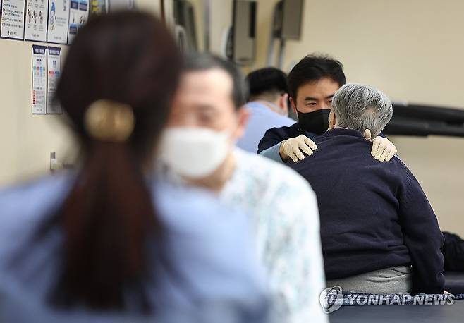 서북병원서 치료 받는 어르신 (서울=연합뉴스) 류영석 기자 = 4일 서울 지역 첫 치매안심병원으로 지정된 은평구 서북병원에서 어르신들이 물리 치료를 받고 있다. 2024.4.4 ondol@yna.co.kr
