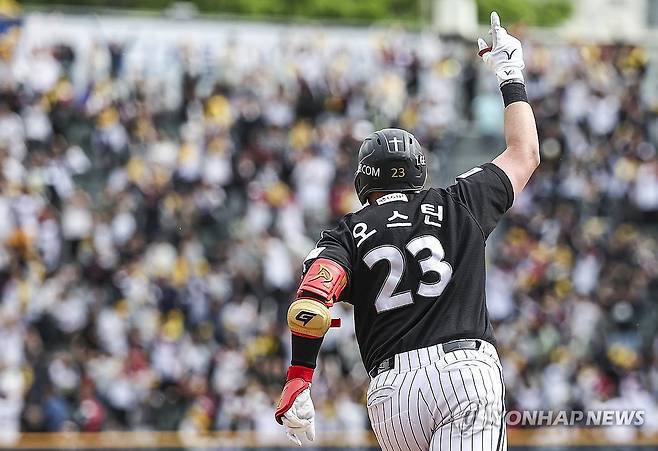 LG 오스틴, 1위 수성을 위한 3점 홈런 (서울=연합뉴스) 황광모 기자 = 6일 서울 송파구 잠실야구장에서 열린 2025 프로야구 LG와 두산의 경기. LG 오스틴이 6회초 무사 주자 1,2루에서 3점 홈런을 친 뒤 환호하고 있다. 2025.5.6 hkmpooh@yna.co.kr