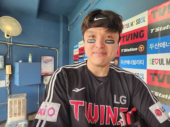 인터뷰하는 박동원 (서울=연합뉴스) 하남직 기자 = LG 박동원이 6일 서울 잠실구장에서 열린 프로야구 두산과의 방문 경기가 끝난 뒤, 취재진과 인터뷰하고 있다.