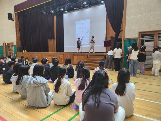 ▲ 죽향초교에서 '봄 버스킹' 공연이 열리고 있다.