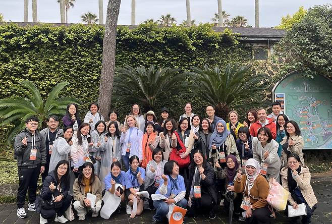 2025 아시아·태평양 경제협력체(APEC) 국제회의 참석자들이 문화관광 투어로 한림공원을 방문했다. 사진=제주도 제공