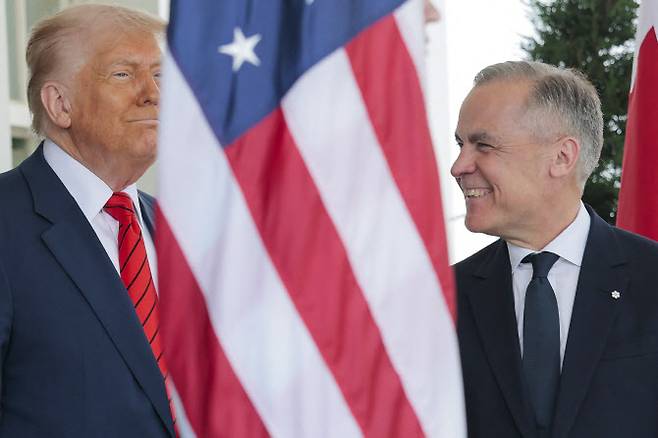 도널드 트럼프(왼쪽) 미국 대통령이 6일(현지시간) 마크 카니 캐나다 총리를 백악관 웨스트윙 입구에서 맞이하고 있다.(사진=게티이미지)