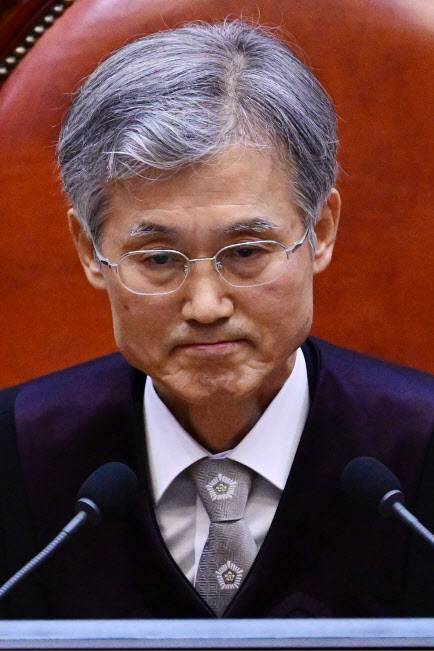 조희대 대법원장이 1일 서울 서초구 대법원에서 열린 더불어민주당 이재명 대선 후보의 공직선거법 위반 사건 상고심 선고에서 굳은 표정을 짓고 있다. (사진=연합뉴스)