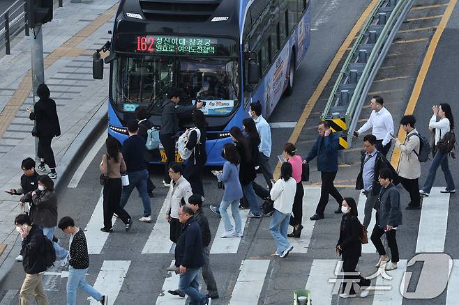 서울시 버스노조가 준법투쟁에 돌입한 30일 오전 서울역 버스환승센터에서 시민들이 버스를 이용해 출근하고 있다. 버스노조는 서울시와의 협상이 결렬되면서 이날 첫차부터 규정 준수, 안전 운행 등을 명목으로 사실상 버스를 지연 운행하는 '준법투쟁'에 돌입한다. 2025.4.30/뉴스1 ⓒ News1 신웅수 기자