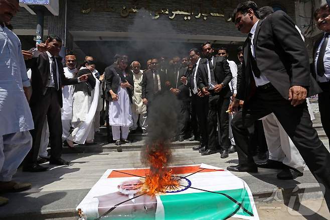 2025년 4월 28일, 파키스탄 멀탄(Multan)에서 열린 반인도 시위 도중 인도 국기와 나렌드라 모디 총리의 사진이 담긴 현수막에 불을 지르고 있는 모습 ⓒ AFP=뉴스1 ⓒ News1 구경진 기자