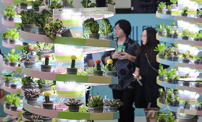 5일 서울 서초구 aT센터에서 열린 '2024 대한민국 농업박람회'에서 관람객이 스마트팜 시설을 살펴보고 있다. '농업의 가치와 꿈을 보다'라는 주제로 열린 이번 박람회는 농업 관련 기업과 단체들 참가해 8일까지 나흘 동안 이어진다. 2024.9.5/뉴스1 ⓒ News1 김도우 기자