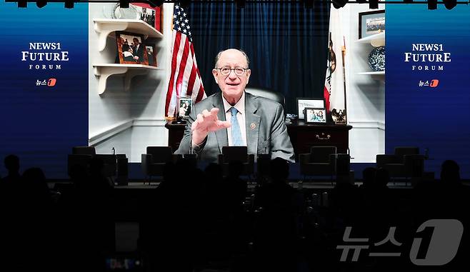 브랜드 셔먼이 미국 연방하원의원이 7일 서울 여의도 페어몬트 호텔에서 열린 뉴스1 미래포럼에서 영상으로 한반도 평화 체제 구축을 주제로 발언하고 있다. ‘트럼프 2.0과 新한국:위기 극복 해법 찾기’를 주제로 열린 이번 포럼은 뉴스1 주최로 열렸다. ⓒ News1 박세연 기자