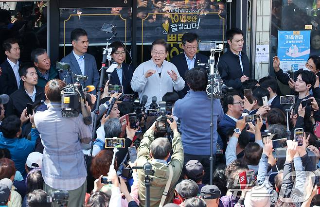 이재명 더불어민주당 대통령 후보가 2차 골목골목 경청투어 마지막 날인 7일 오전 전북 진안군 진무로를 찾아 즉흥 연설하고 있다. 2025.5.7/뉴스1 ⓒ News1 안은나 기자