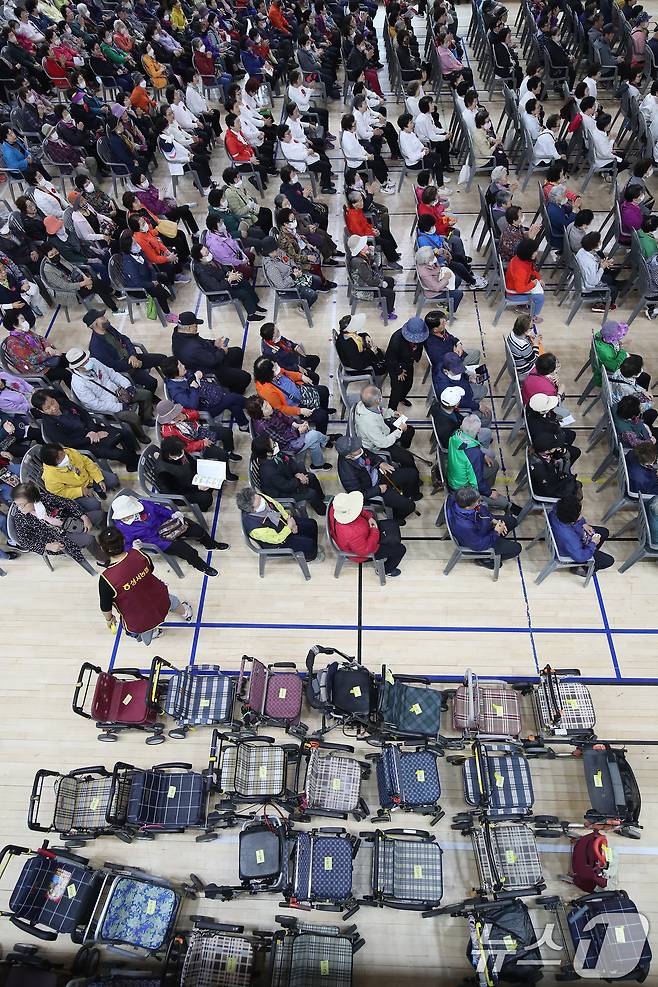어버이날을 하루 앞둔 7일 오전 대구 달서구 신당체육센터에서 열린 '어버이날 기념 효(孝) 경로잔치'를 찾은 어르신들의 보행보조기(어르신 유모차)가 행사장 한편에 빼곡히 세워져 있다. 2025.5.7/뉴스1 ⓒ News1 공정식 기자