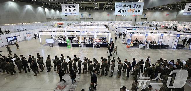 7일 경기 고양시 킨텍스에서 열린 국군장병 취업박람회장이 장병들로 북적이고 있다. 2025.5.7/뉴스1 ⓒ News1 허경 기자