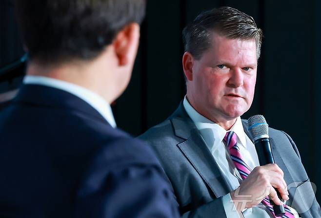 랜달 슈라이버 전 미 국방부 동아시아·태평양 담당 차관보(현 프로젝트 2049 연구소 소장)이 7일 서울 여의도 페어몬트 호텔에서 열린 뉴스1 미래포럼에서 김현욱 세종연구소 소장과 특별대담을 하고 있다. ‘트럼프 2.0과 新한국:위기 극복 해법 찾기’를 주제로 열린 이번 포럼은 뉴스1 주최로 열렸다. 2025.5.7/뉴스1 ⓒ News1 김진환 기자