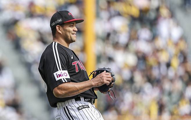 LG 치리노스가 6일 서울 잠실구장에서 열린 2025 KBO리그 정규시즌 두산전 7회 종료 후 환하게 웃고 있다. 사진 | 연합뉴스