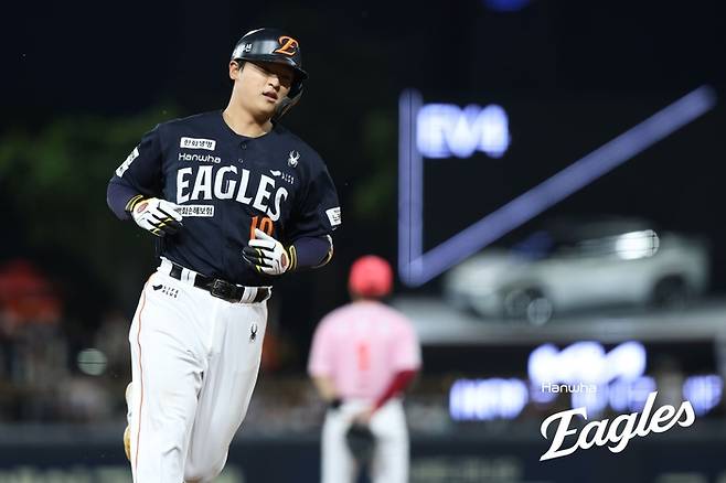 한화 이진영이 2일 광주-기아 챔피언스 필드에서 열린 2025 KBO리그 정규시즌 KIA전 5회초 홈런을 치고 베이스를 돌고 있다. 사진 | 한화 이글스