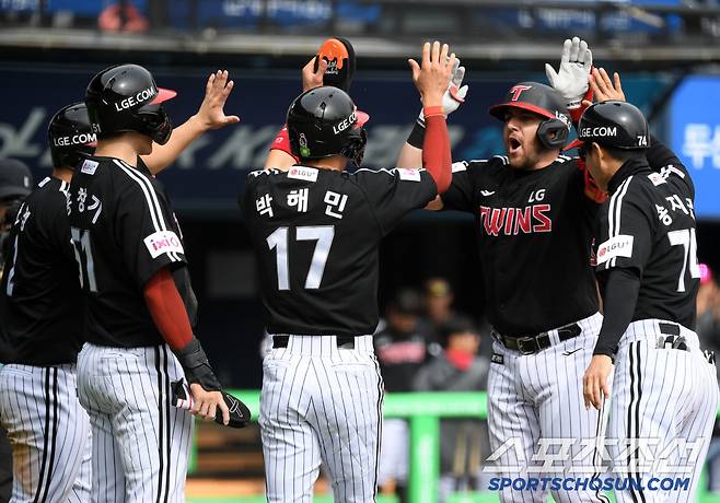 달아나는 점수가 필요했던 순간 오스틴은 스리런포를 터뜨리며 승기를 가져왔다.