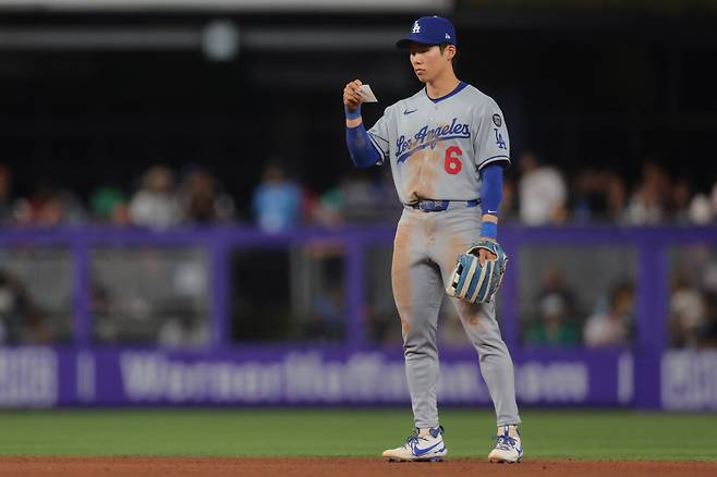 메이저리그 콜업 이후 '멀티히트 경기'에 이어 '2경기 연속안타' 등으로 선전하며 '빅리그 장기체류' 기대감을 높였던 김혜성(26·LA다저스)앞에 커다란 비상신호가 켜졌다. 단순히 안타를 치고, 못 치고의 문제가 아니다. 메이저리그에 어울리는 안정적인 플레이를 보여주지 못했기 때문이다.
1루 주자로 나가서는 허무하게 투수 견제에 걸려 아웃됐다. 유격수로서는 백핸드 포구를 제대로 하지 못해 만루 위기를 자초했다. 이런 플레이 이후 나온 타석에서는 허무하게 3구 삼진으로 물러났다. 긴장감을 떨어내지 못한 전형적인 '초짜'의 모습이다.
<저작권자(c) 연합뉴스, 무단 전재-재배포, AI 학습 및 활용 금지>