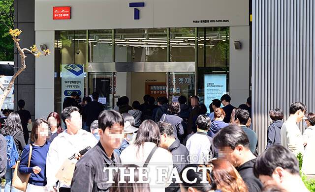 최근 대형 이동통신사에서 대규모 해킹 사태가 나타나며 사이버 위협에 대한 경각심이 커진 가운데, 보험업계에서도 사이버보험이 출시되는 등 대응에 나서고 있다. 사진은 지난달 28일 오전 서울 광화문 T월드 대리점 앞에서 유심 교체를 대기하는 고객들의 모습. /임영무 기자