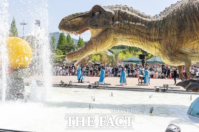 경남 고성군이 당항포관광지를 '공룡엑스포' 시즌에만 찾는 일회성 방문지가 아닌 사계절 내내 머무르며 즐길 수 있는 복합문화관광지로 변화시키고 있다. /고성군