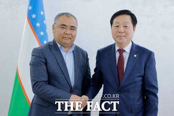 충남대학교가 우즈베키스탄 '그린하우스(준 스마트팜, semi-smart farm)'을 개소한 데 이어 우즈벡 농업부 및 교육부 장관과의 연이은 면담을 통해 'CNU 글로벌 오픈 캠퍼스' 구축을 적극 추진한다. 왼쪽부터 압두라크모노프 이브로힘 율치예비치 우즈벡 농업부 장관, 김정겸 충남대학교 총장 /충남대학교