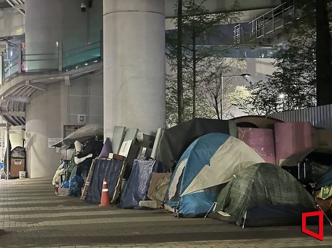 서울역 서부에 위치한 텐트촌. 이곳에는 12명의 노숙인이 거주하고 있다.