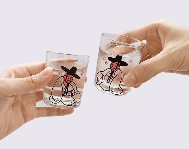 지난해 출시 직후부터 품절 대란을 빚은 ‘취객 선비 변색 잔 세트’. 소주를 따르면 유리잔 겉면에 그려진 선비 얼굴이 빨개지면서 만취한 모습으로 변한다. /국립박물관문화재단