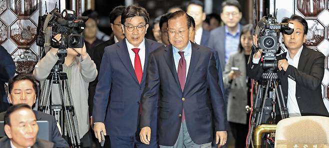 국민의힘 권영세(가운데 오른쪽) 비상대책위원장과 권성동(가운데 왼쪽) 원내대표가 5일 저녁 국회에서 열린 긴급 의원 총회에 들어가고 있다. /박성원 기자