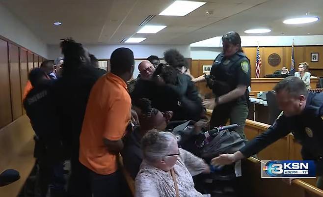 난투극이 벌어진 미국 캔자스주 세지윅카운티 법정의 모습. /유튜브
