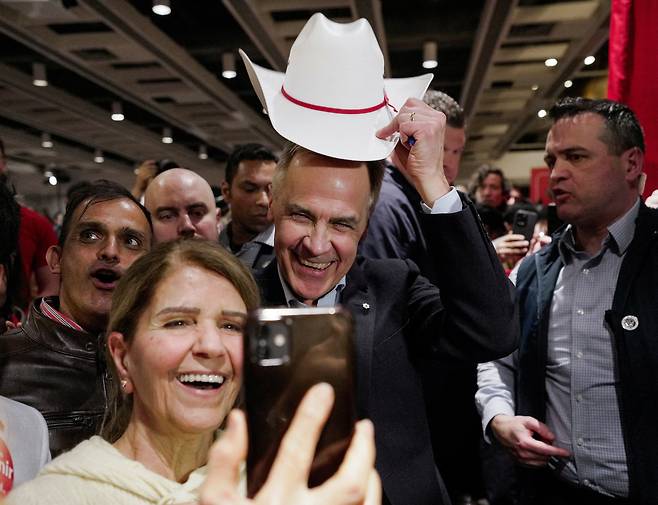 마크 카니 신임 캐나다 총리가 캐나다 앨버타주 캘거리에서 열린 자유당 캠페인에서 지지자와 사진을 찍고 있다. /연합뉴스