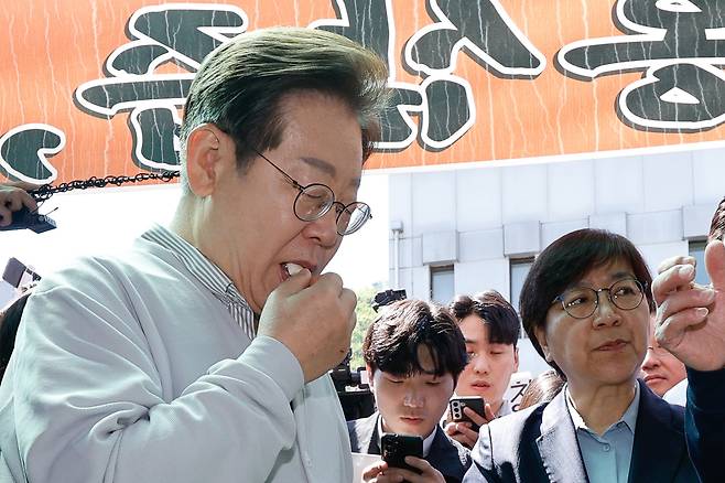 이재명 더불어민주당 대통령 후보가 2차 골목골목 경청투어 마지막 날인 7일 오전 전북 진안군 진무로의 인삼사를 찾아 수삼을 맛보고 있다./뉴스1