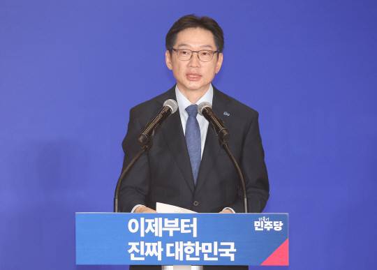 총괄선대위원장을 맡은 김경수 전 경남지사가 30일 서울 여의도 국회 의원회관에서 열린 더불어민주당 제21대 대통령선거 '진짜 대한민국' 중앙선거대책위원회 출범식에서 발언하고 있다. 연합뉴스