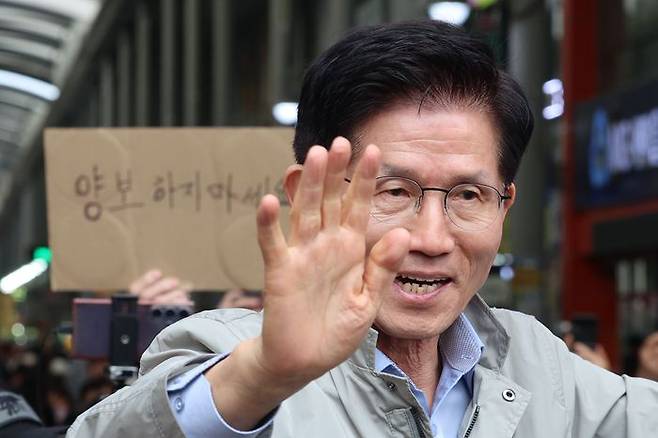 김문수 국민의힘 대선 후보가 6일 경북 포항시 죽도시장을 방문해 시민들에게 인사하고 있다. ⓒ뉴시스