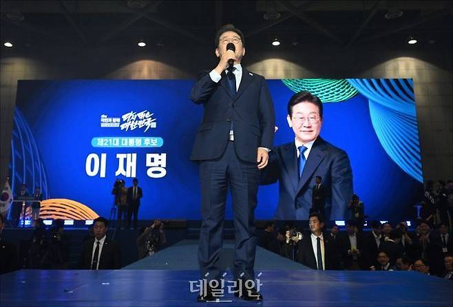 더불어민주당 대선 경선에서 제21대 대통령선거 후보자로 선출된 이재명 후보가 지난 4월 27일 오후 경기도 고양 일산서구 킨텍스 제2전시장에서 열린 더불어민주당 제21대 대통령선거 후보자 선출을 위한 수도권·강원·제주 합동연설회에서 대선 후보 수락 연설을 하고 있다. ⓒ데일리안 홍금표 기자